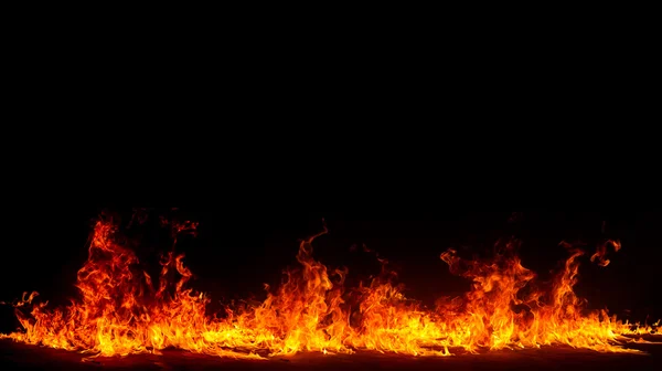 Lodernde Flammen auf schwarzem Hintergrund — Stockfoto