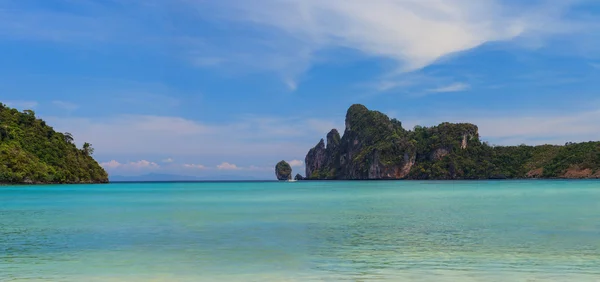 Bella baia di Phi Phi isola di Thailandia — Foto Stock