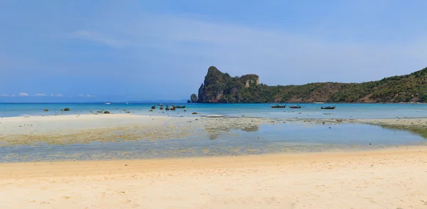 Bella baia di Phi Phi isola di Thailandia — Foto Stock
