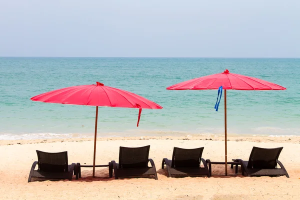 Beds and umbrella on a beach — Stock Photo, Image