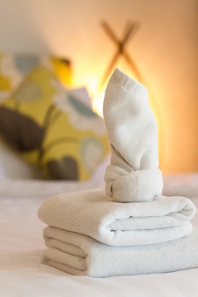Hotel bed close up — Stockfoto