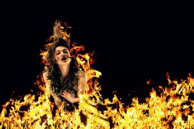 kadın ateş tarafından çevrili