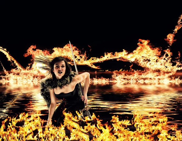 kadın ateş tarafından çevrili