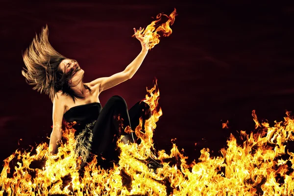 Mulher rodeada de fogo — Fotografia de Stock
