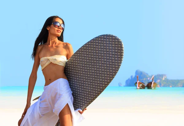 Asiatin mit Surfbrett am Strand — Stockfoto