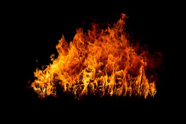 siyah arka plan üzerine alev alev yanan alevler