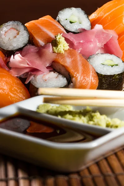 Délicieux rouleaux de sushis frais — Photo