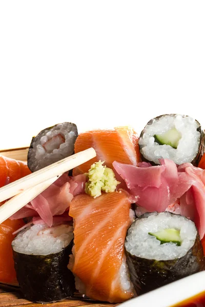 Délicieux rouleaux de sushis frais — Photo