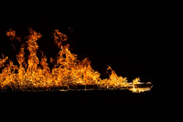 Flammande lågor på svart bakgrund — Stockfoto