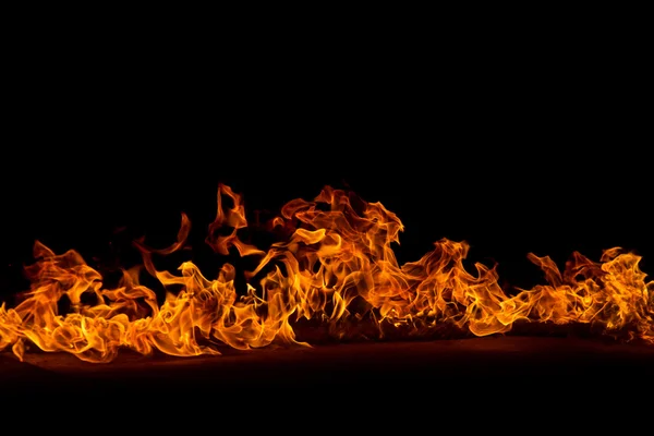 Płonącego ognia na czarnym tle — Zdjęcie stockowe