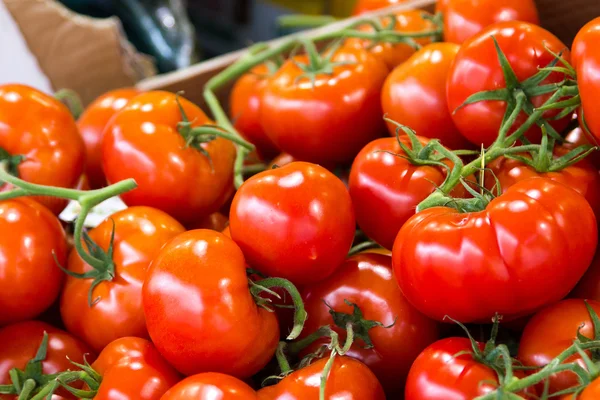 Tomates cherry en el mercado —  Fotos de Stock