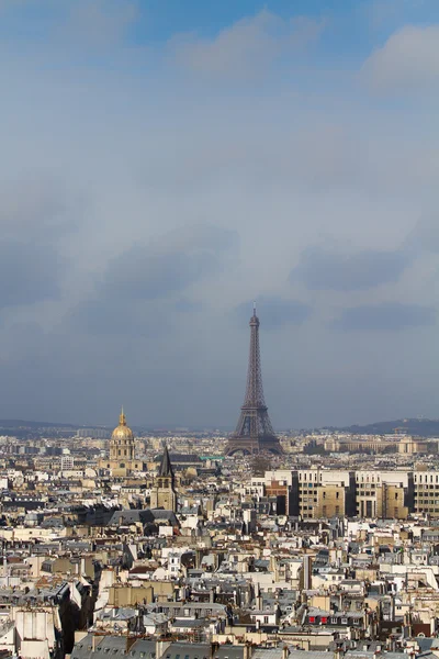 Eiffelturm und Dächer von Paris — Stockfoto