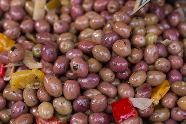 Tigelas de azeitonas num mercado — Fotografia de Stock