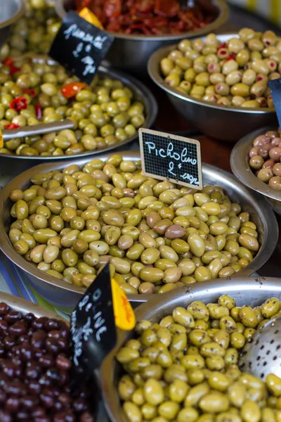 Tigelas de azeitonas num mercado — Fotografia de Stock