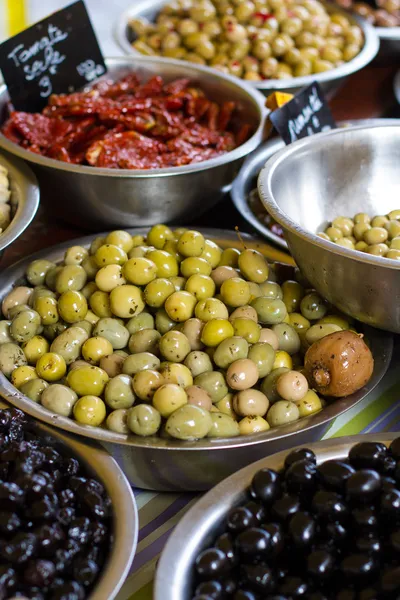 Ciotole di olive in un mercato — Foto Stock