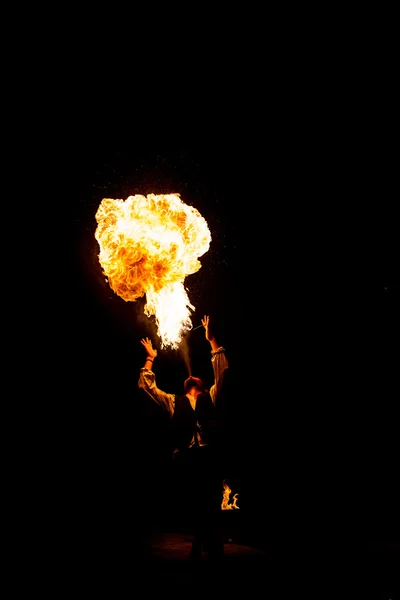 Respiro di fuoco che soffia sulla torcia — Foto Stock