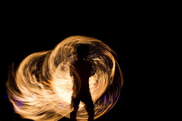 Spectacle de feu la nuit sur l'île Phi Phi , — Photo