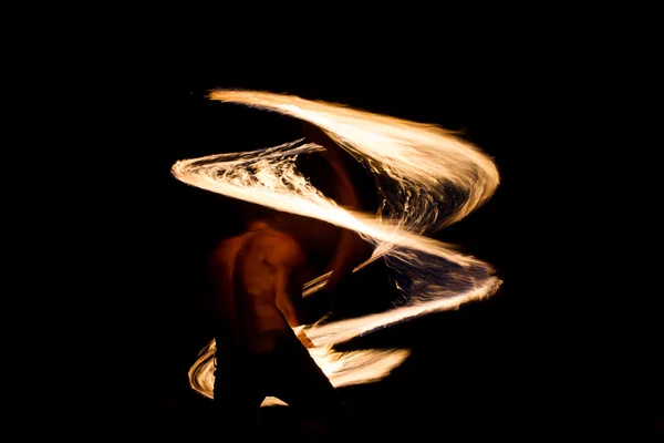 晚间的皮皮岛上的火表演, — 图库照片