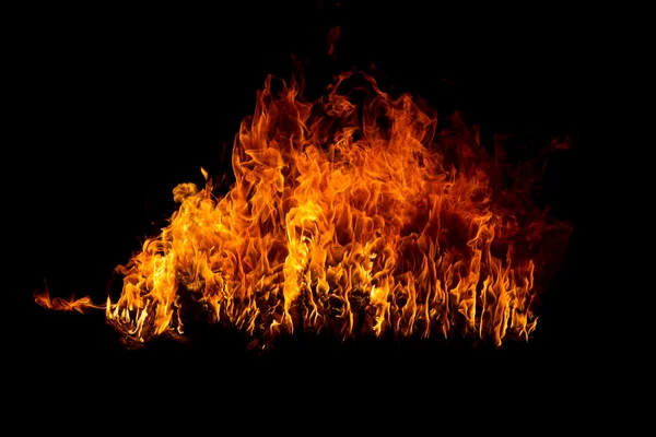Flammande flammor på svart — Stockfoto