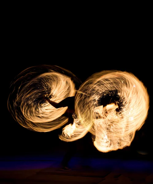 밤에 놀라운 불 쇼 — 스톡 사진