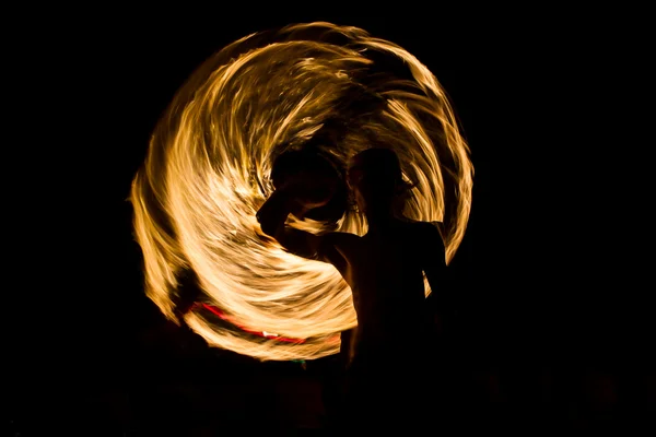 Spettacolo di fuoco incredibile di notte — Foto Stock