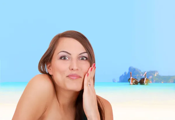 Schöne Frau am Strand. — Stockfoto