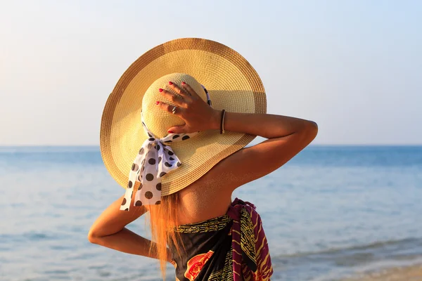 Schöne Frau am Strand. — Stockfoto