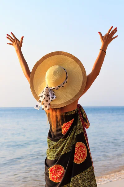 Schöne Frau am Strand. — Stockfoto