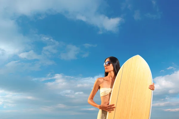 Model hodilng a surfboard — Stock Photo, Image
