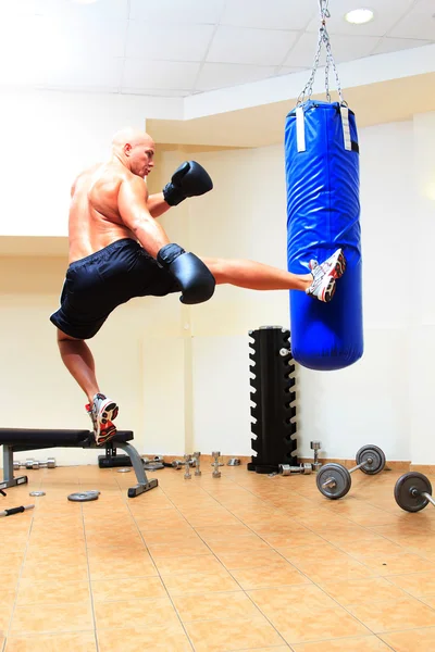 Hombre boxeo en el gimnasio —  Fotos de Stock