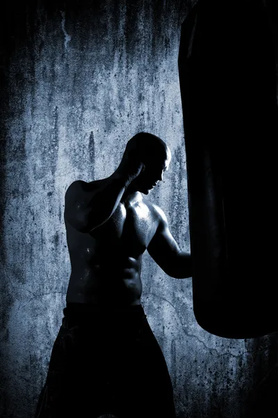 Man boxning på gymmet — Stockfoto