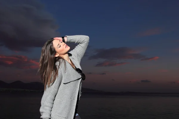 Woman posing by the sea — Stock Photo, Image