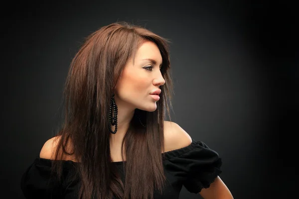 Piękne długie włosy brunetka kobieta portret — Zdjęcie stockowe