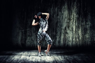 grunge beton duvar ile kentsel dansçı