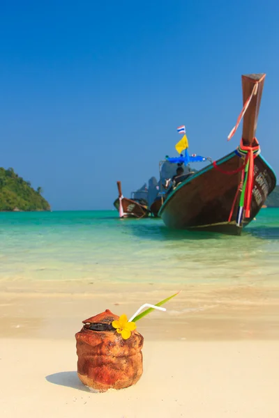 코코넛 해변에 빨 대를 마시는 칵테일 — 스톡 사진