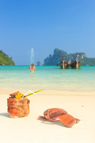 Coconut cocktail with drinking straw on the beach — Stock Photo, Image