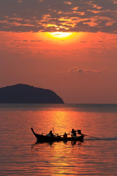 Piękny wschód słońca w rawai, phuket — Zdjęcie stockowe
