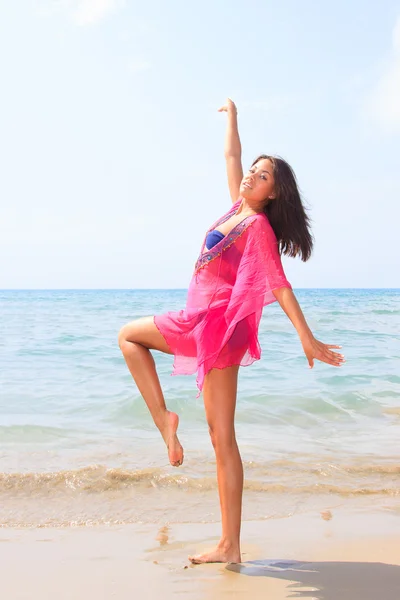 Asiatico donna su il spiaggia — Foto Stock