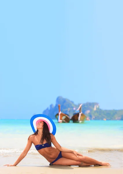 Aziatisch meisje die zich voordeed op het strand — Stockfoto