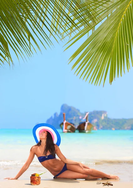 Asiatique fille posant à la plage — Photo