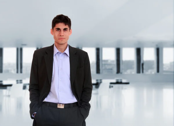 Geschäftsmann posiert im Büro — Stockfoto