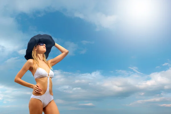 Bikini model over hemelachtergrond — Stockfoto