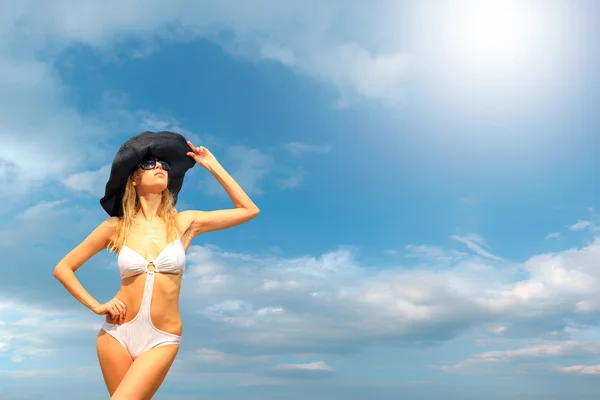 Gökyüzü arka plan üzerinde Bikini Modeli — Stok fotoğraf