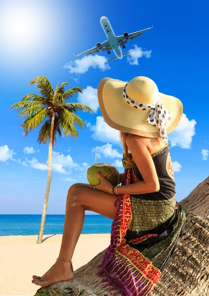 Žena v sarong na kokosová palma — Stockfoto
