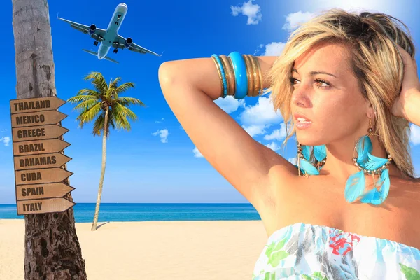 Femme à la plage dans une station tropicale — Photo