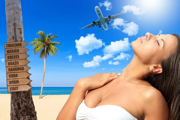 Femme à la plage dans une station tropicale — Photo