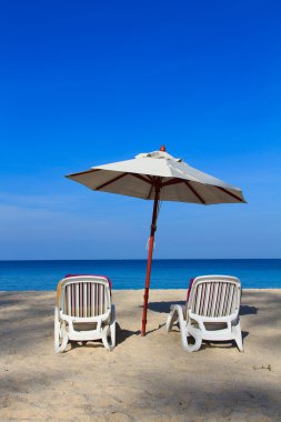 yataklar ve plaj şemsiye