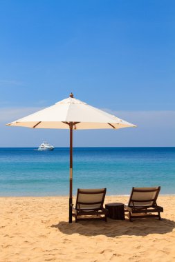 yataklar ve plaj şemsiye