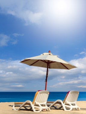 yataklar ve plaj şemsiye