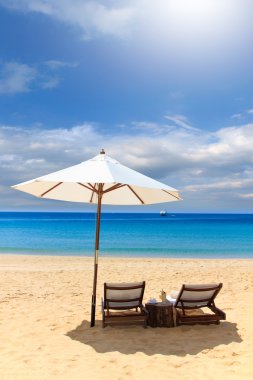 yataklar ve plaj şemsiye